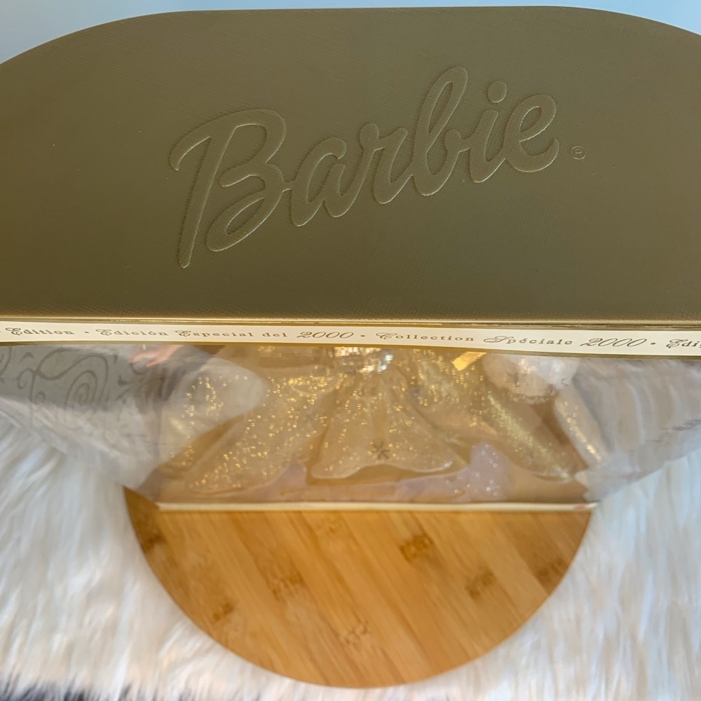 Collectable(88) Vintage Barbie Celebration Doll in Gold and White 2000 - Picture 4 of 11